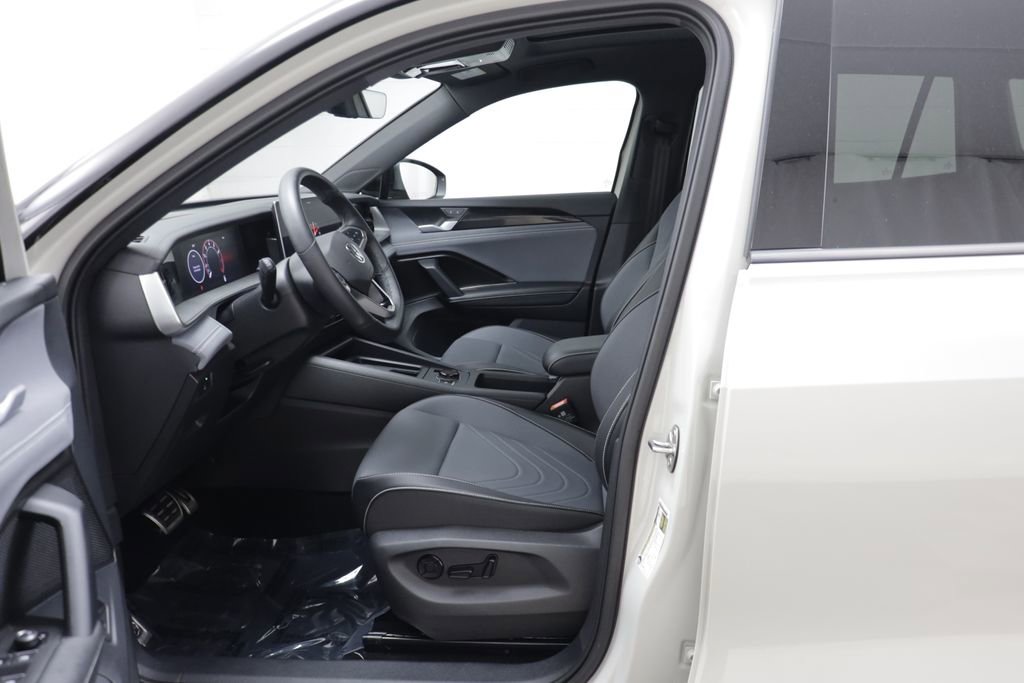 Used 2025 Volkswagen Tiguan SE R-Line AWD/4WD image 5