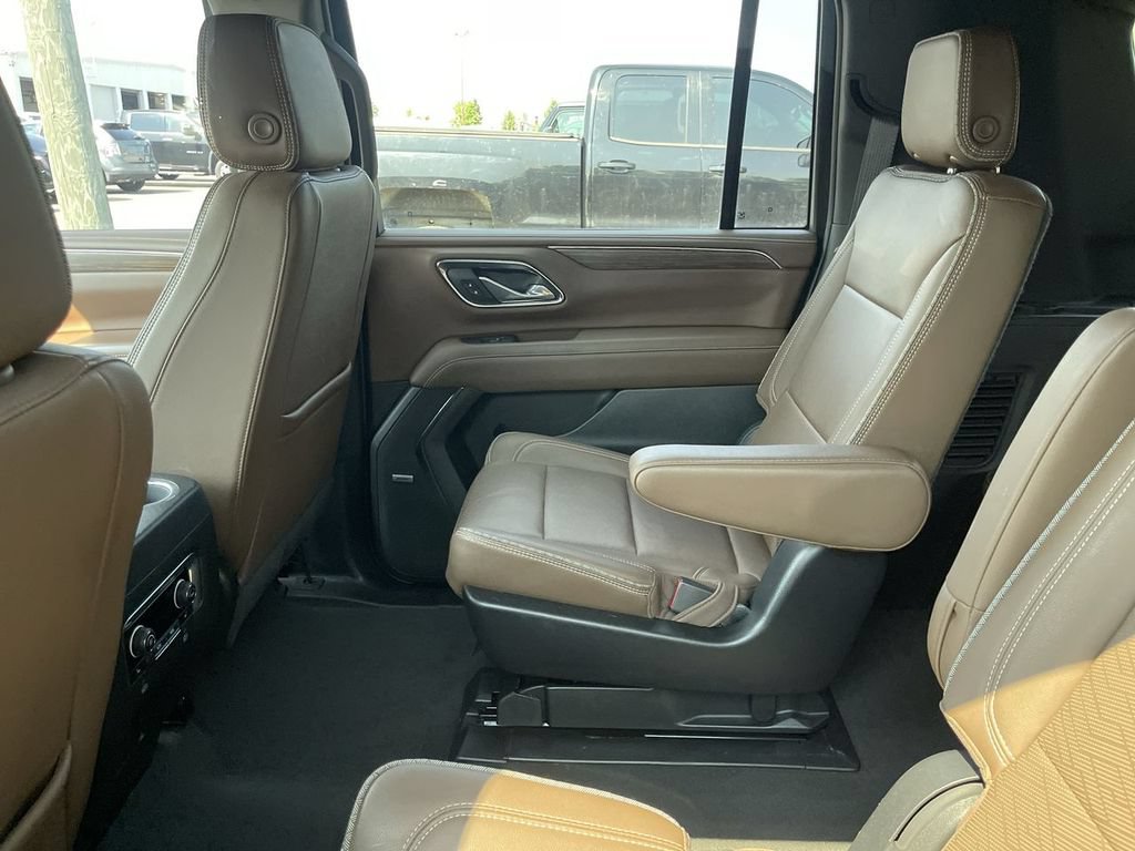 Used 2023 Chevrolet Suburban High Country AWD/4WD image 6