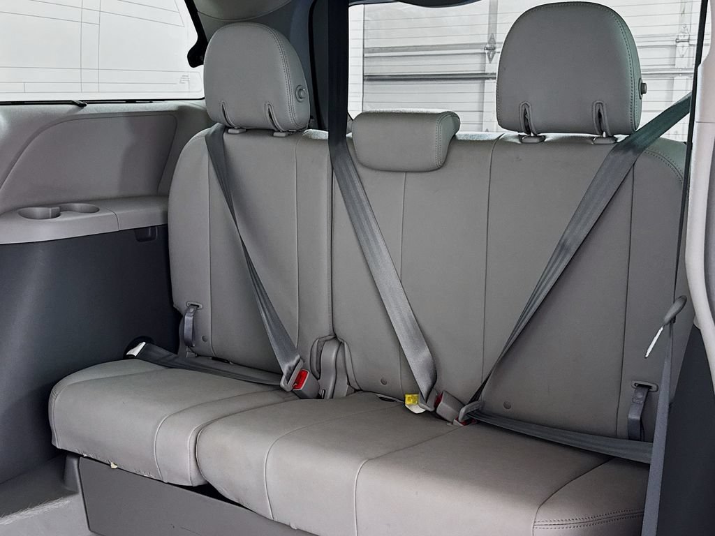 Used 2018 Toyota Sienna Limited FWD image 10