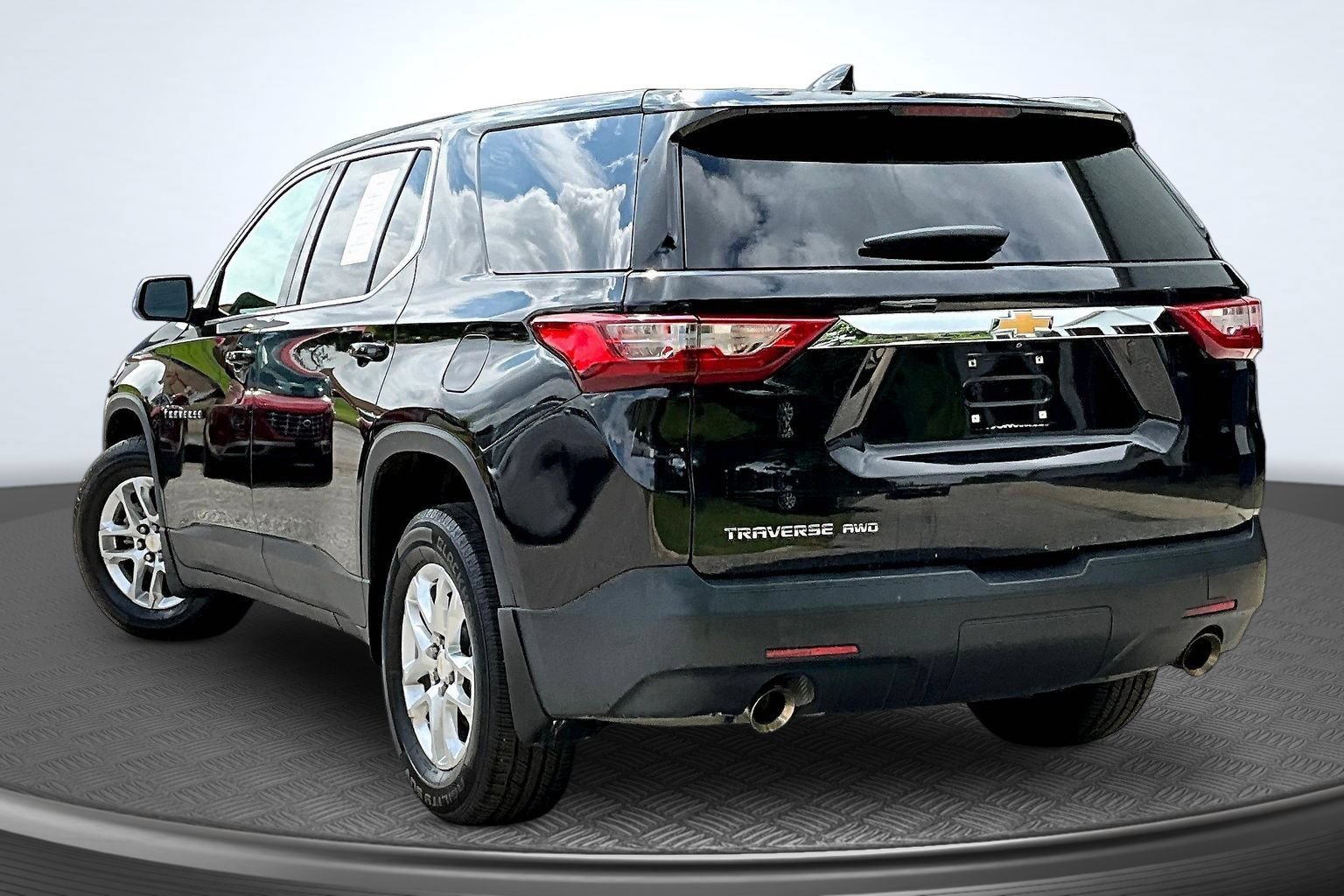 Used 2021 Chevrolet Traverse LS AWD/4WD image 3