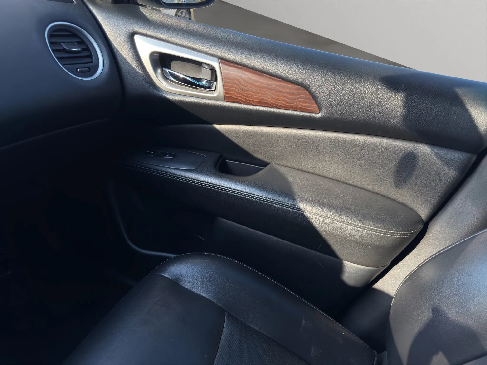 Used 2019 Nissan Pathfinder Platinum image 16