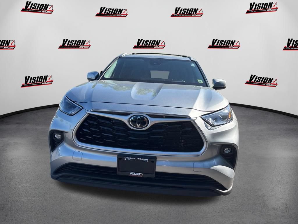 Used 2023 Toyota Highlander XLE AWD/4WD image 2