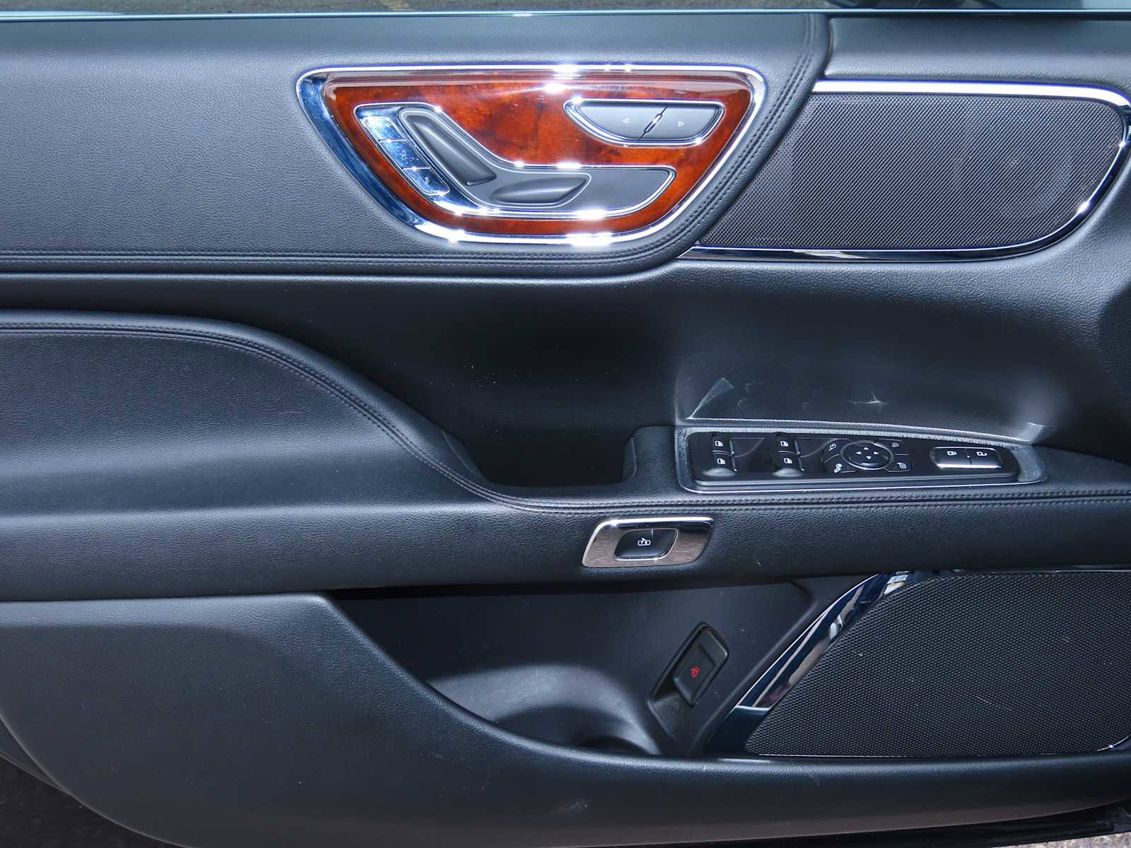 Used 2019 Lincoln Continental Select image 15