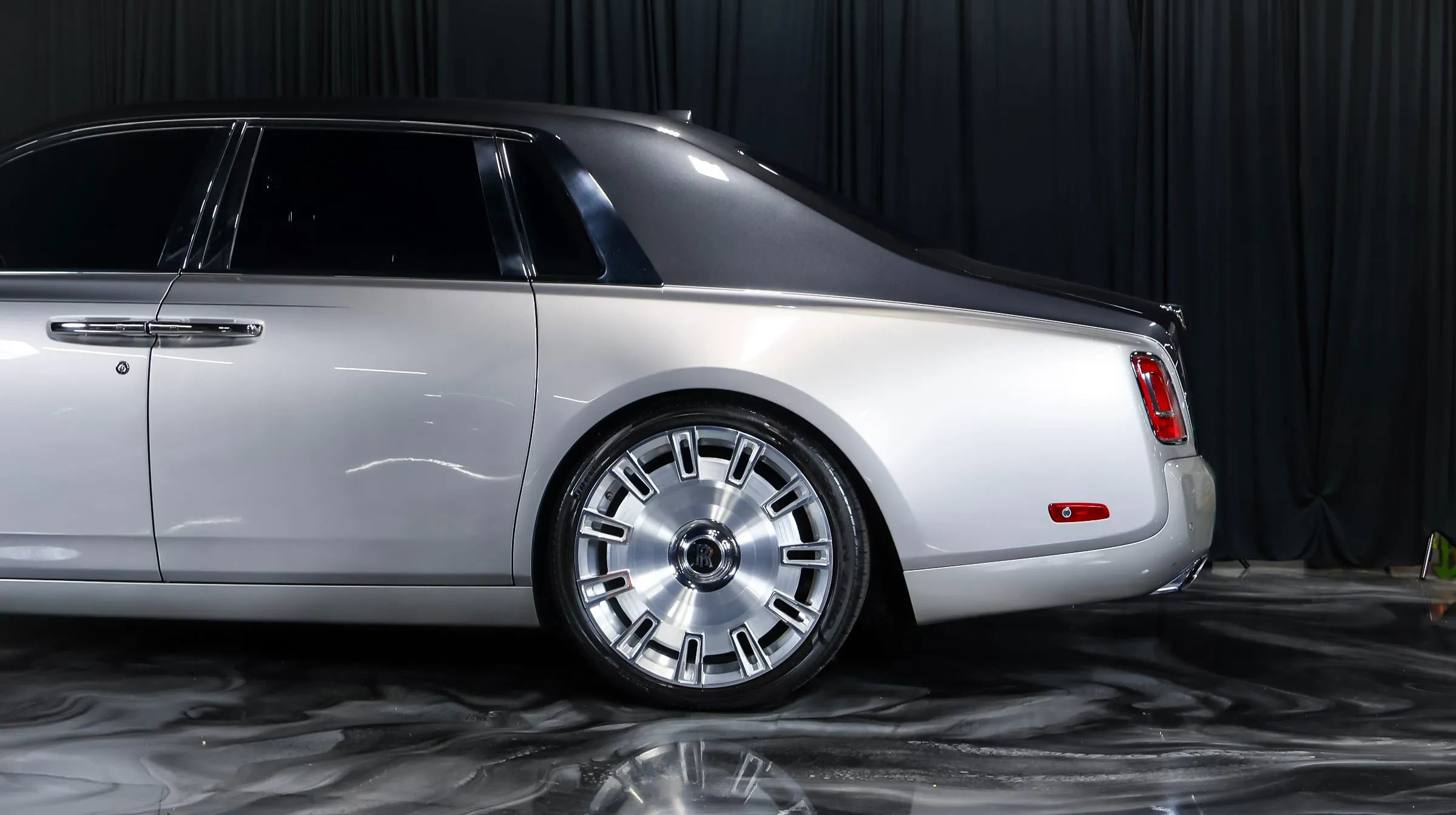 Used 2018 Rolls-Royce Phantom Sedan image 4