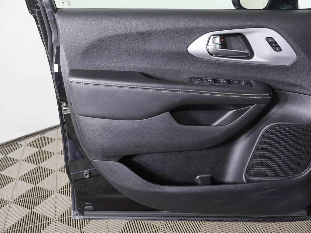 Used 2025 Chrysler Pacifica Limited FWD image 23