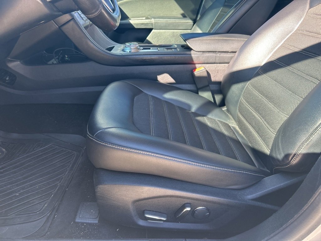 Used 2017 Ford Fusion SE w/ Equipment Group 201A image 8