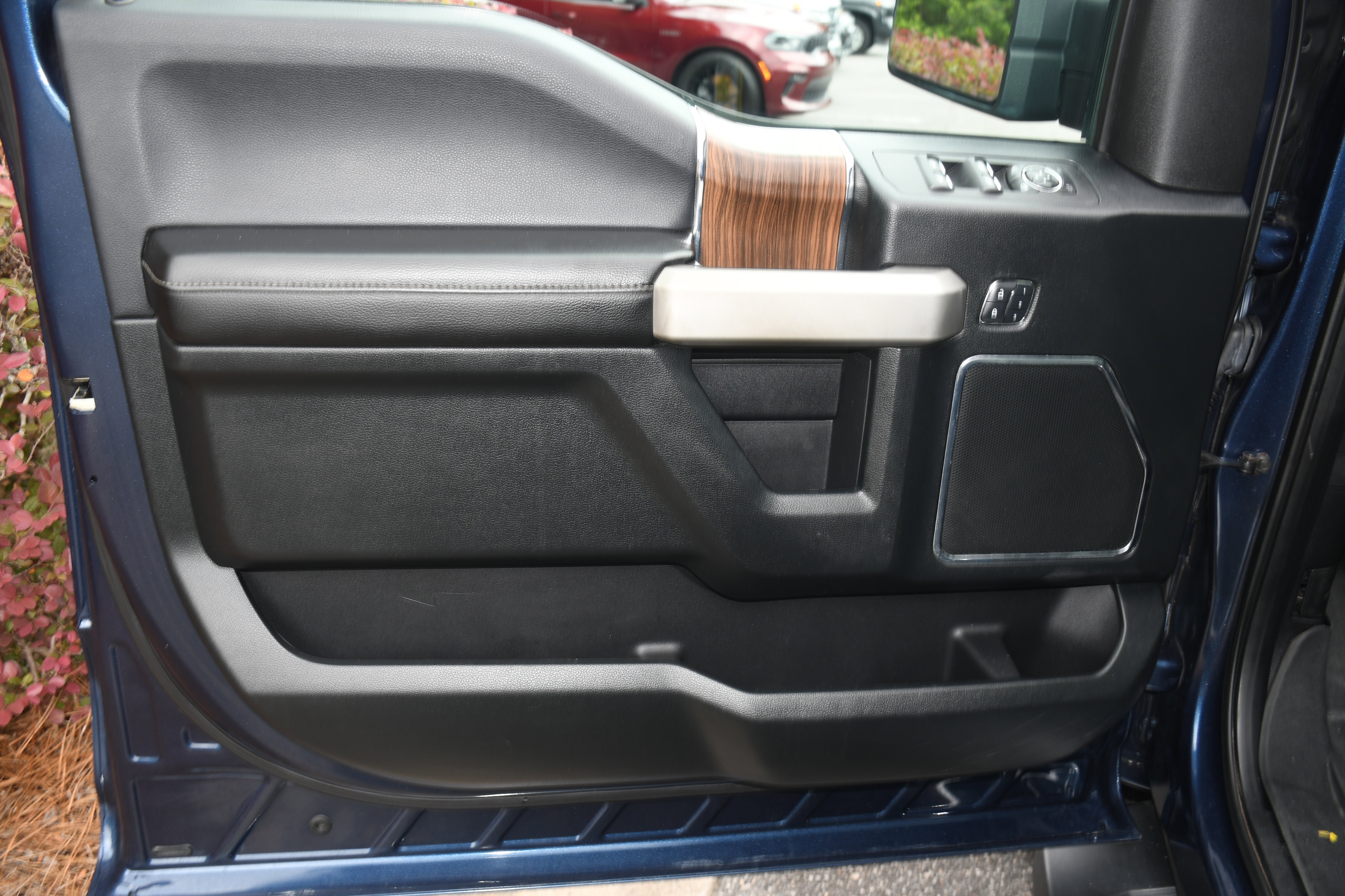 Used 2016 Ford F150 Lariat w/ Equipment Group 502A Luxury AWD/4WD image 10