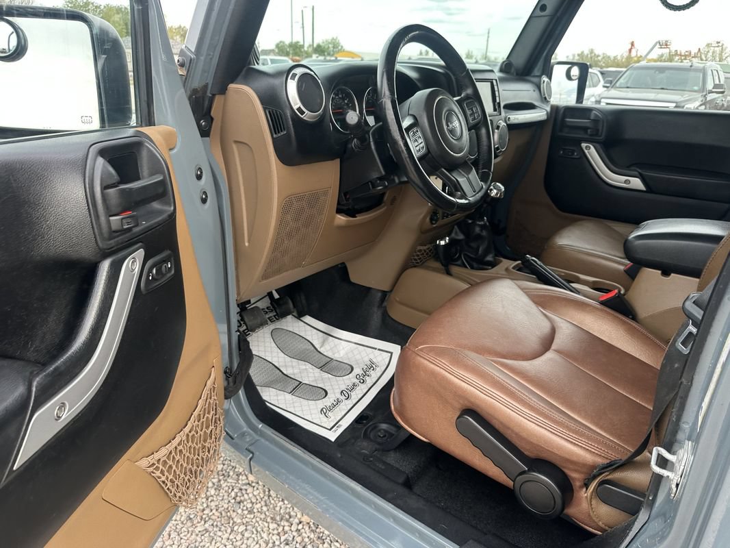 Used 2014 Jeep Wrangler Unlimited Sahara w/ Connectivity Group AWD/4WD image 36