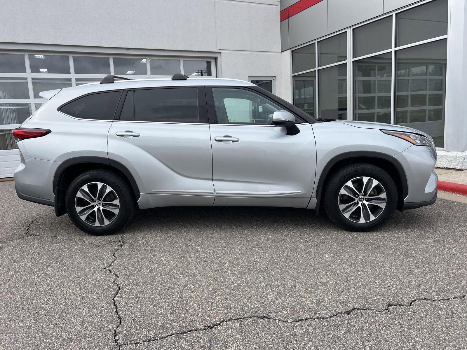 Used 2020 Toyota Highlander XLE AWD/4WD image 15