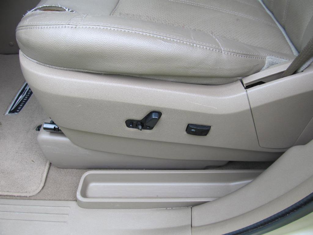 Used 2016 Chrysler Town & Country Touring-L image 20