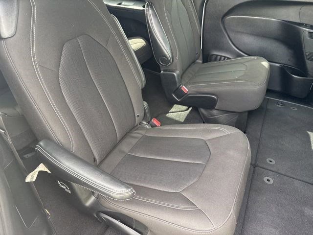 Used 2023 Chrysler Pacifica Touring FWD image 33