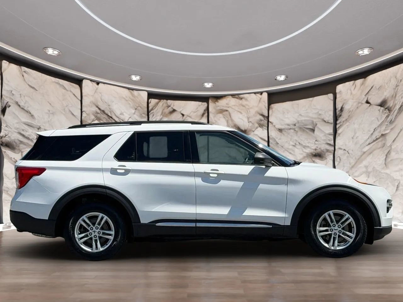 Used 2020 Ford Explorer XLT w/ Equipment Group 202A AWD/4WD image 4