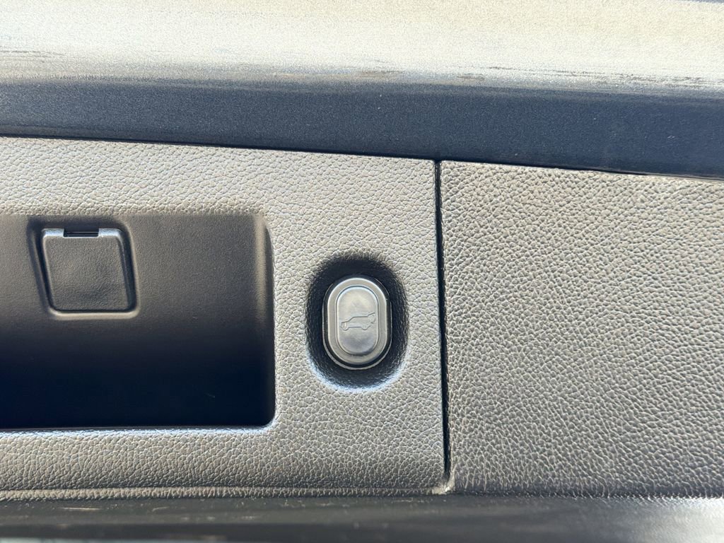 Used 2020 Cadillac Escalade Premium Luxury image 17