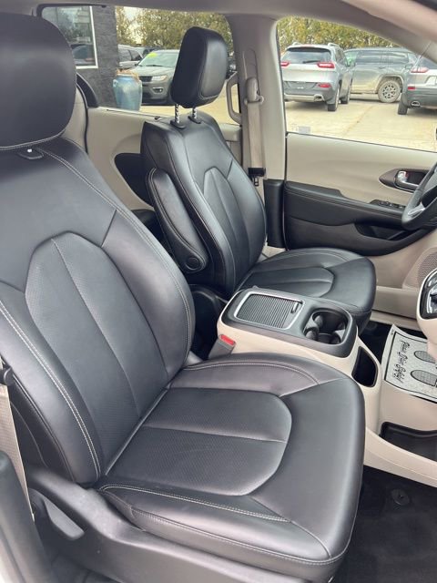 Used 2024 Chrysler Pacifica Touring-L image 16
