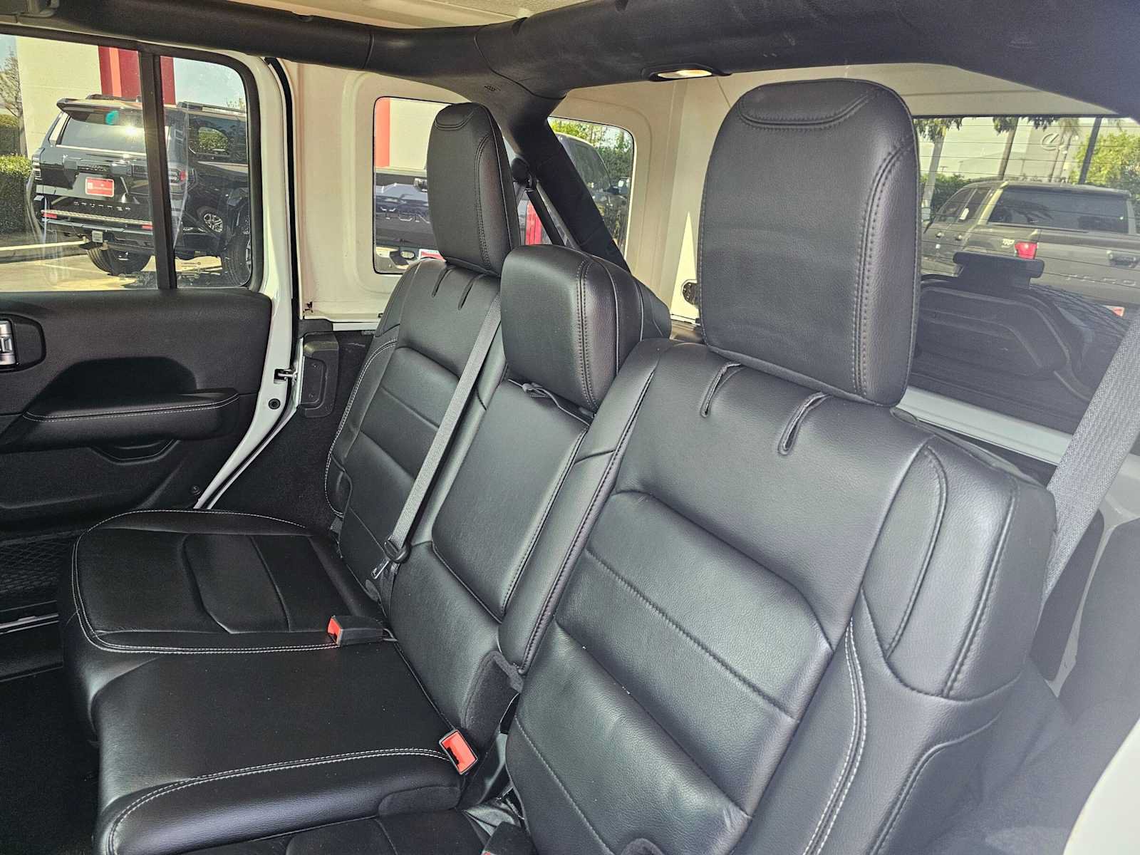 Used 2019 Jeep Wrangler Unlimited Sahara AWD/4WD image 17