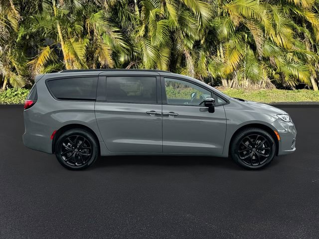 Used 2025 Chrysler Pacifica Limited w/ Uconnect Theater Family Group AWD/4WD image 4