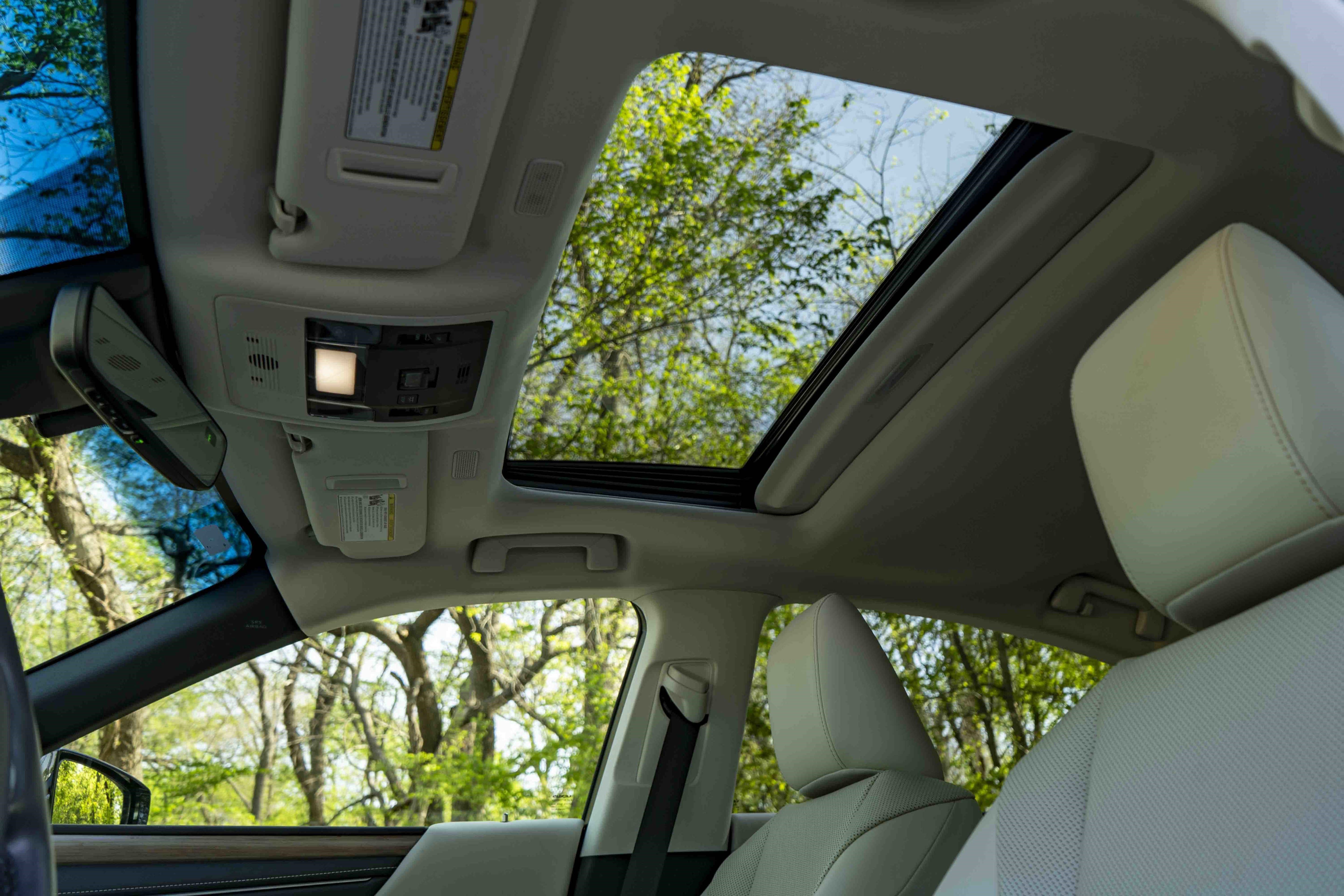 Used 2025 Lexus ES 300h w/ Premium Package image 37