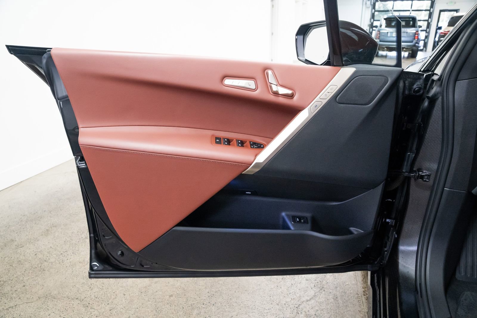 Used 2023 BMW iX xDrive50 w/ Sport Package image 16