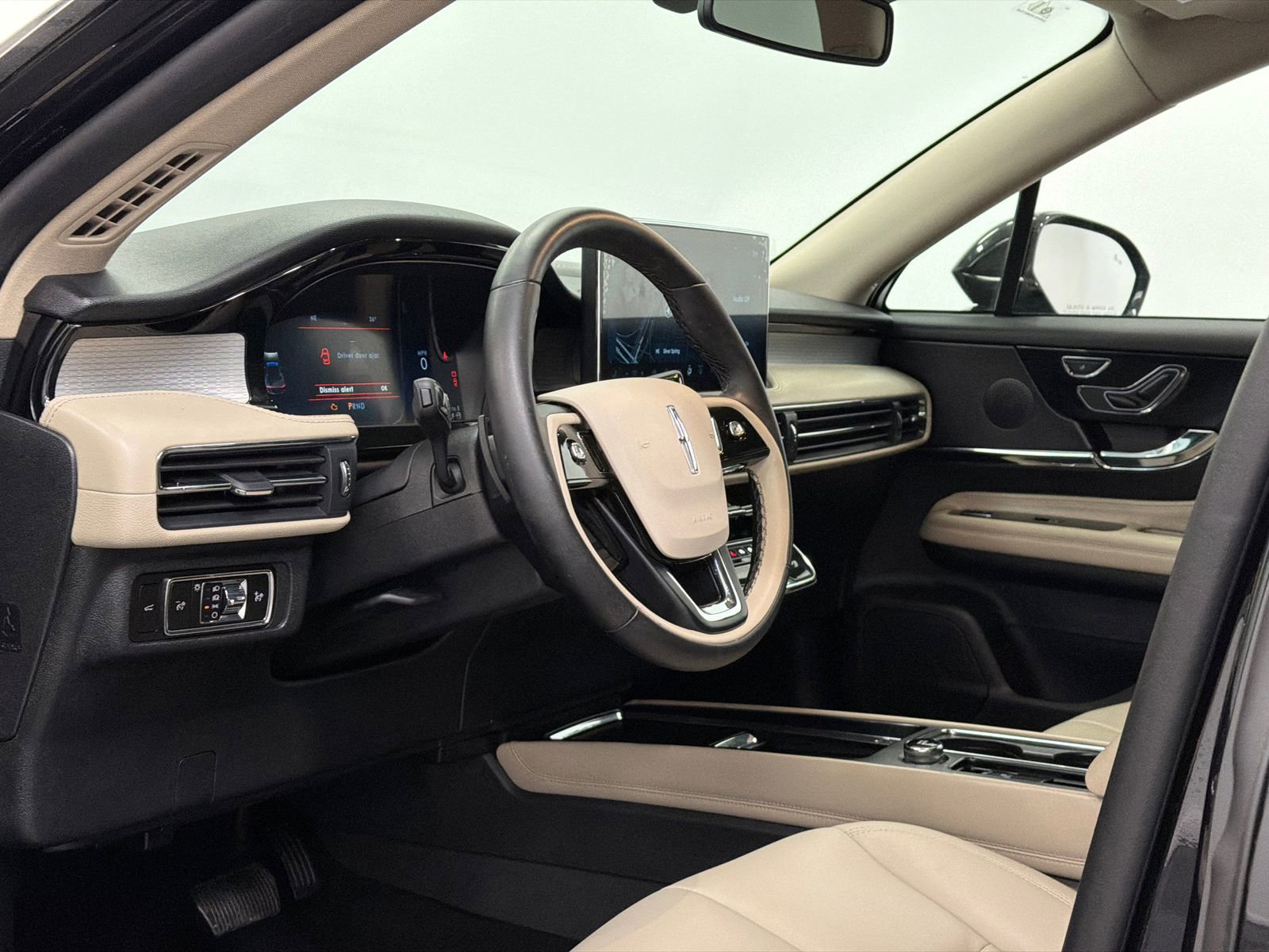 Certified 2025 Lincoln Corsair AWD image 16