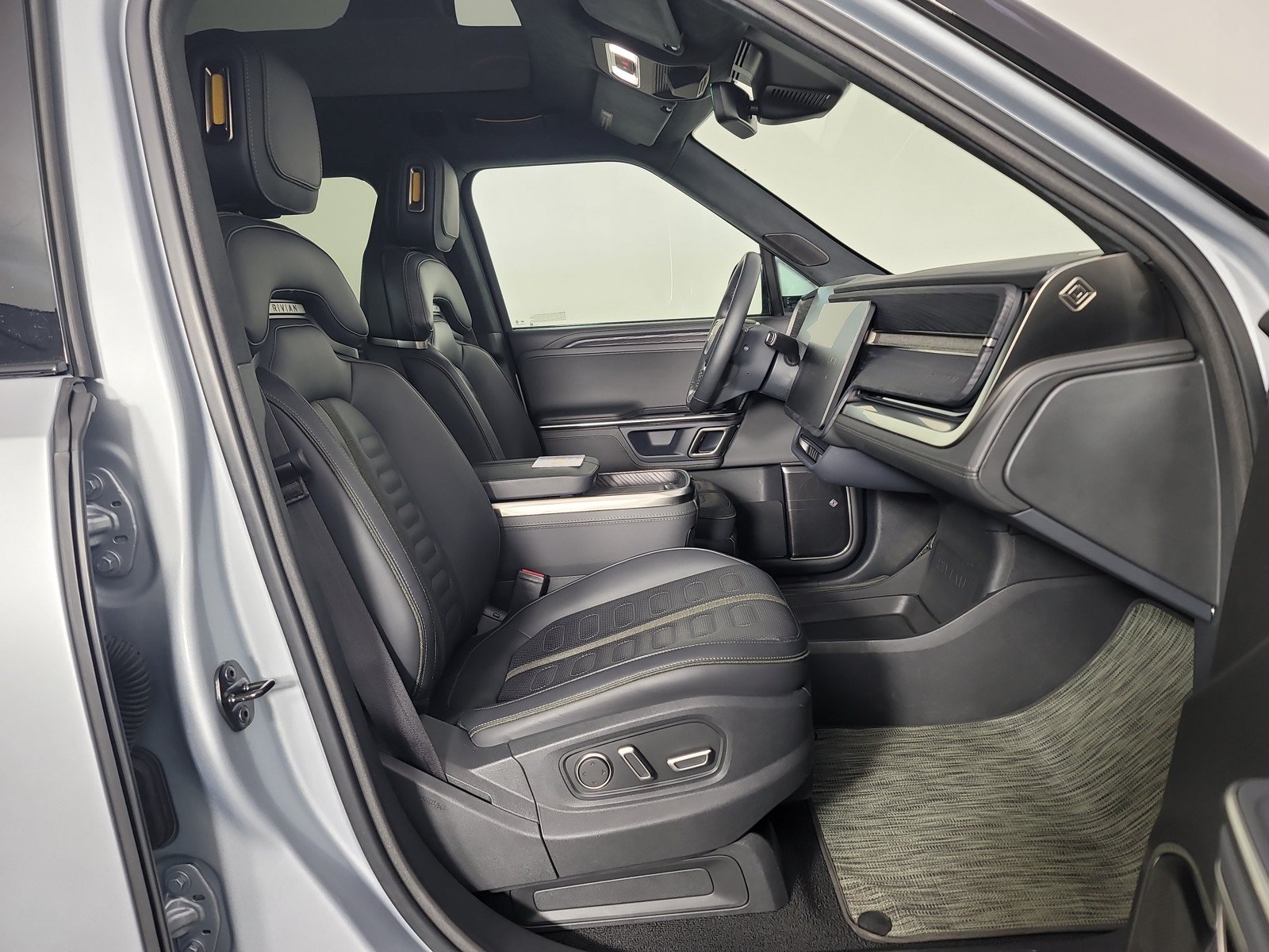 Used 2024 Rivian R1S Adventure AWD/4WD image 24