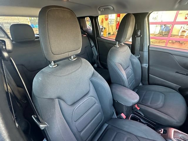 Used 2020 Jeep Renegade Latitude AWD/4WD image 23
