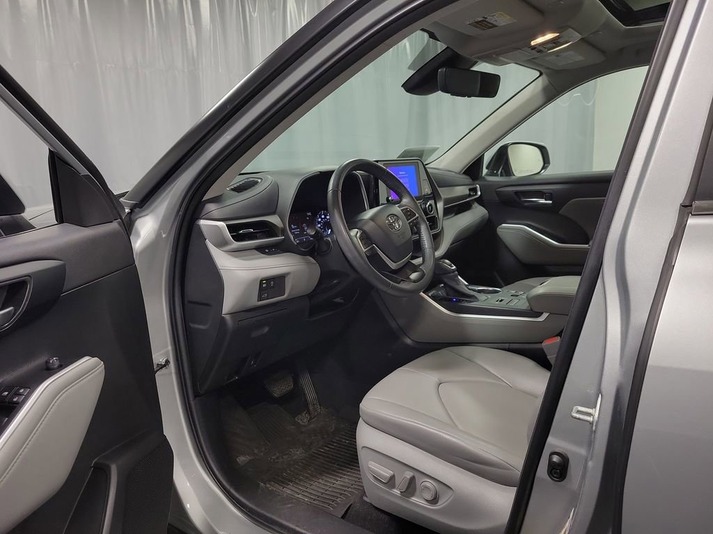 Used 2023 Toyota Highlander XLE AWD/4WD image 12