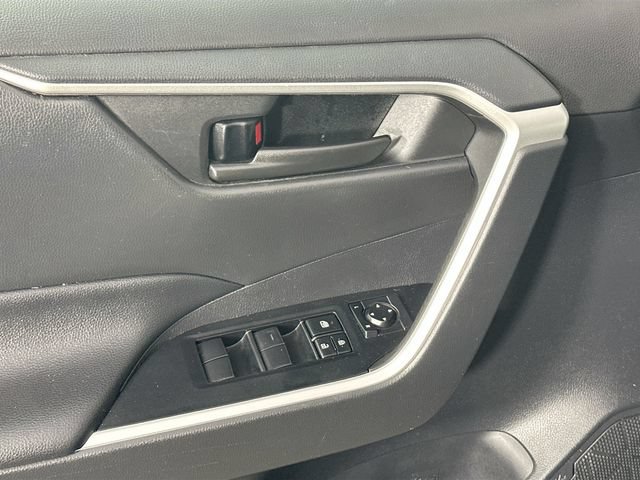 Used 2021 Toyota RAV4 LE AWD/4WD image 21