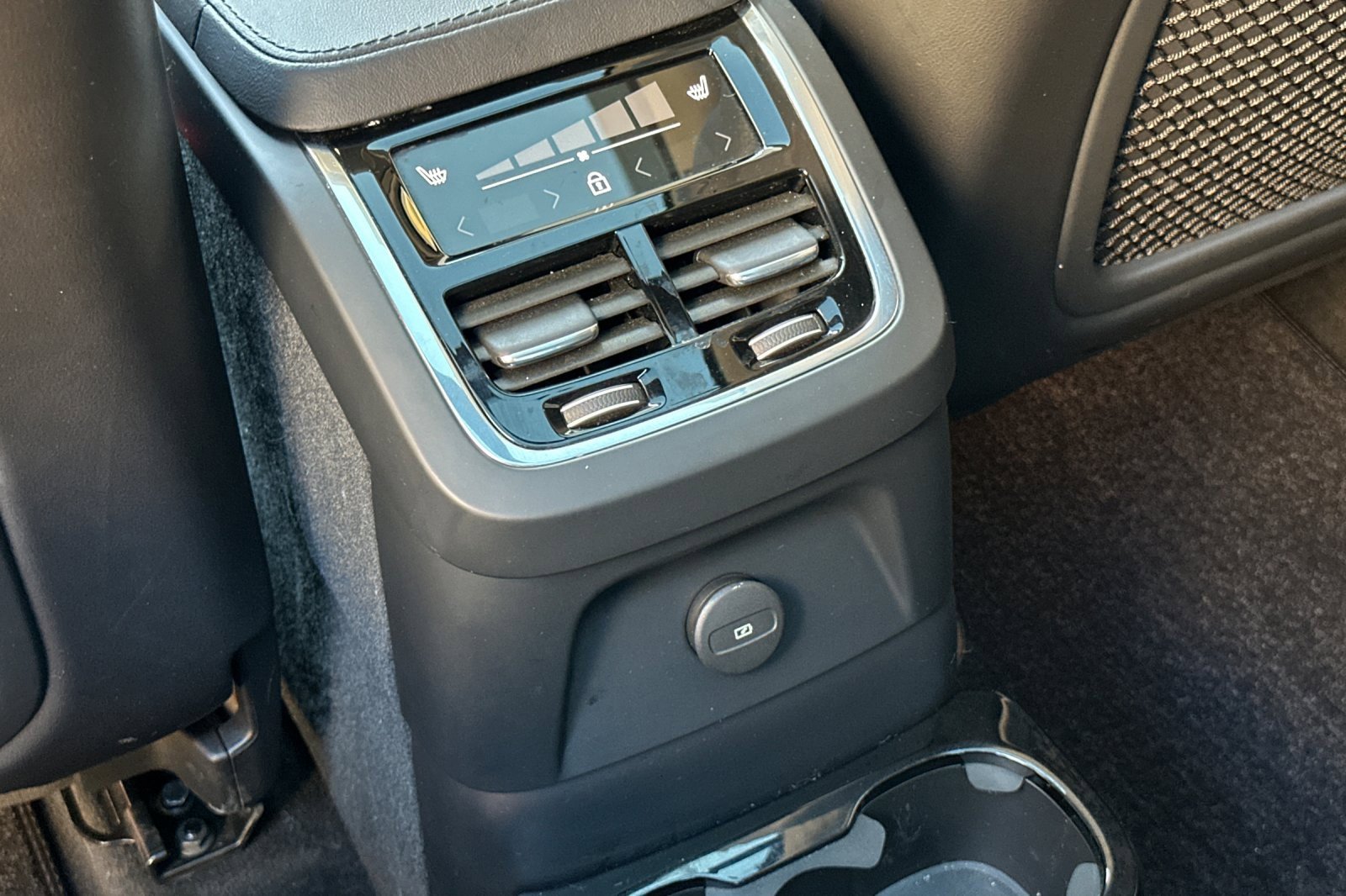 Used 2023 Volvo XC90 T8 Plus w/ Protection Package Premier image 13