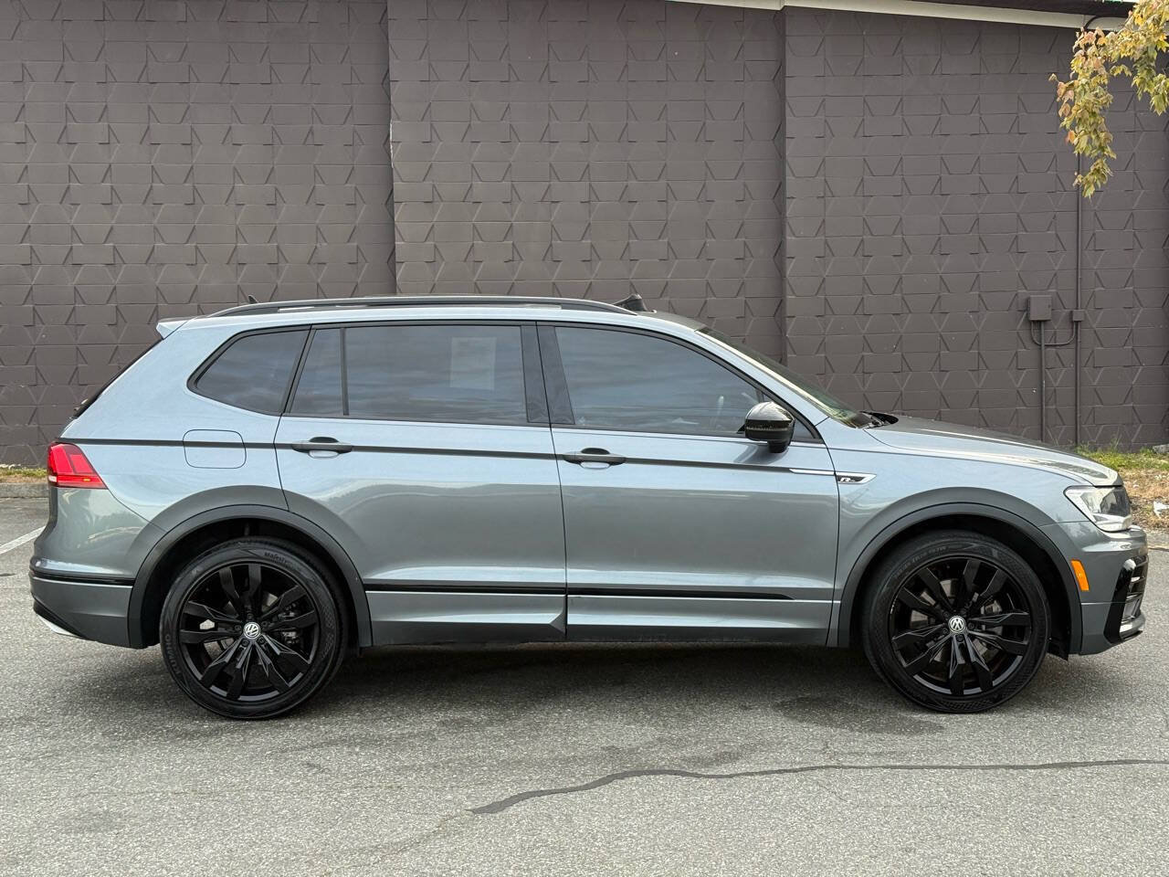 Used 2020 Volkswagen Tiguan SE R-Line w/ 3rd Row Seat Package AWD/4WD image 5