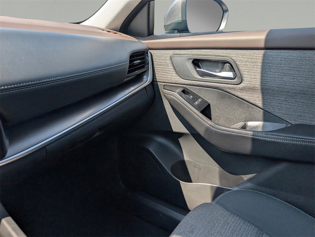 Used 2022 Nissan Rogue SV image 28