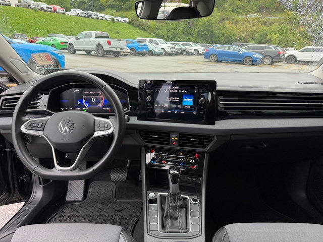 Used 2025 Volkswagen Jetta SE FWD image 19