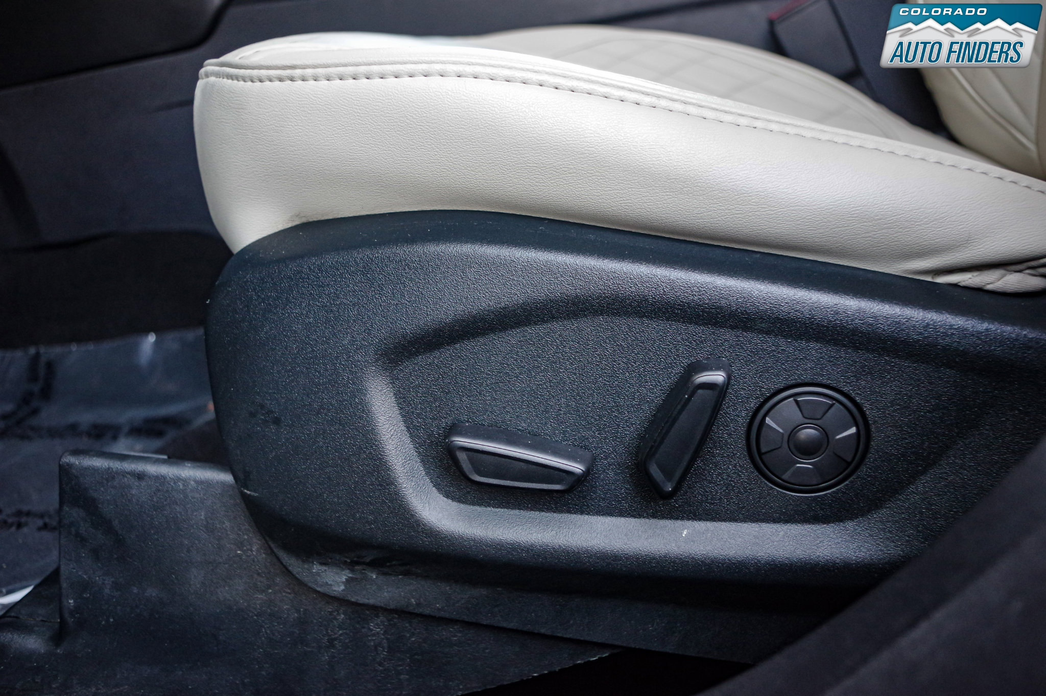 Used 2019 Ford Explorer Platinum image 12