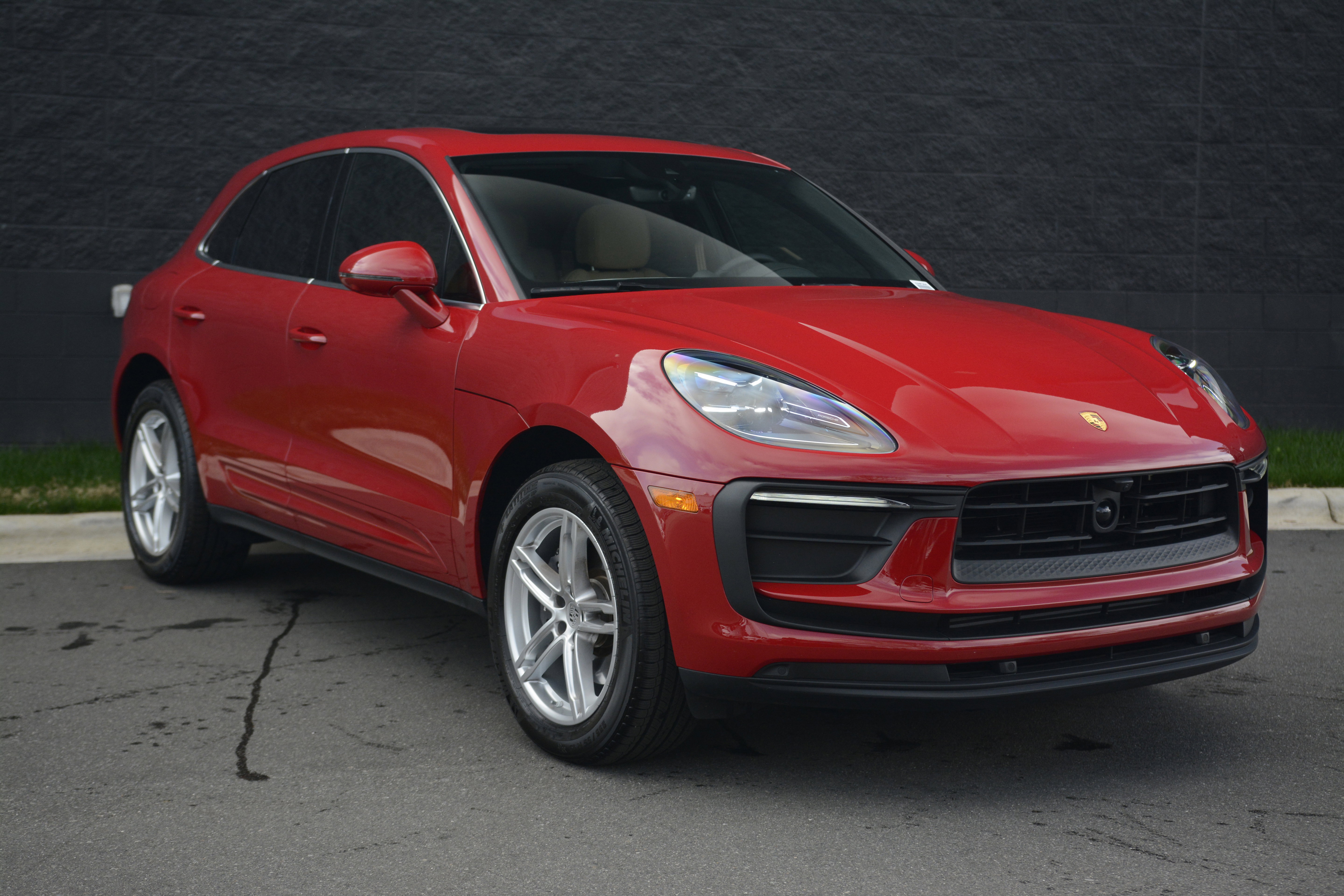 Certified 2025 Porsche Macan image 9