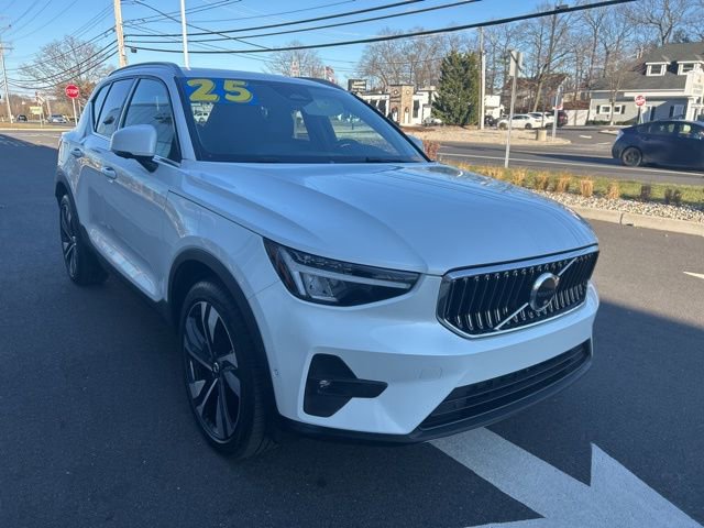 Certified 2025 Volvo XC40 B5 Plus AWD/4WD image 6