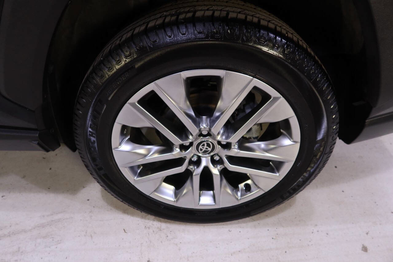 Used 2020 Toyota RAV4 XLE Premium image 31