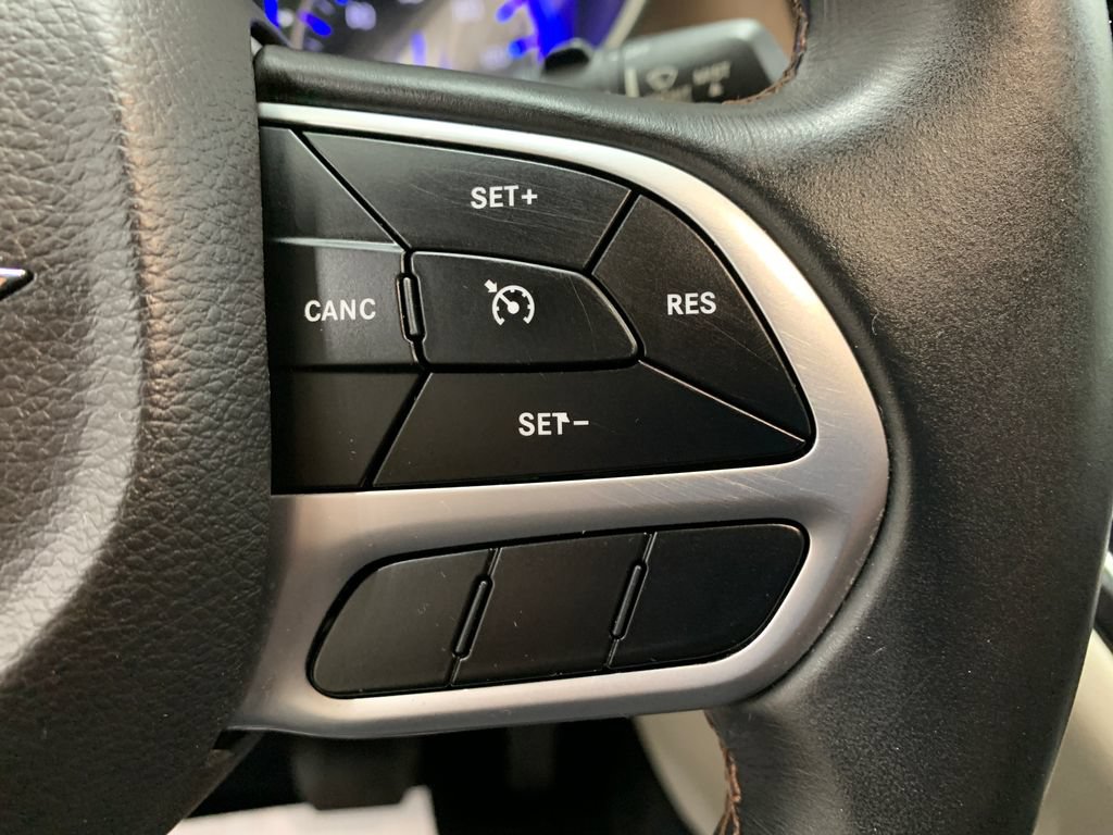 Used 2018 Chrysler Pacifica Touring-L w/ Tire & Wheel Group FWD image 18