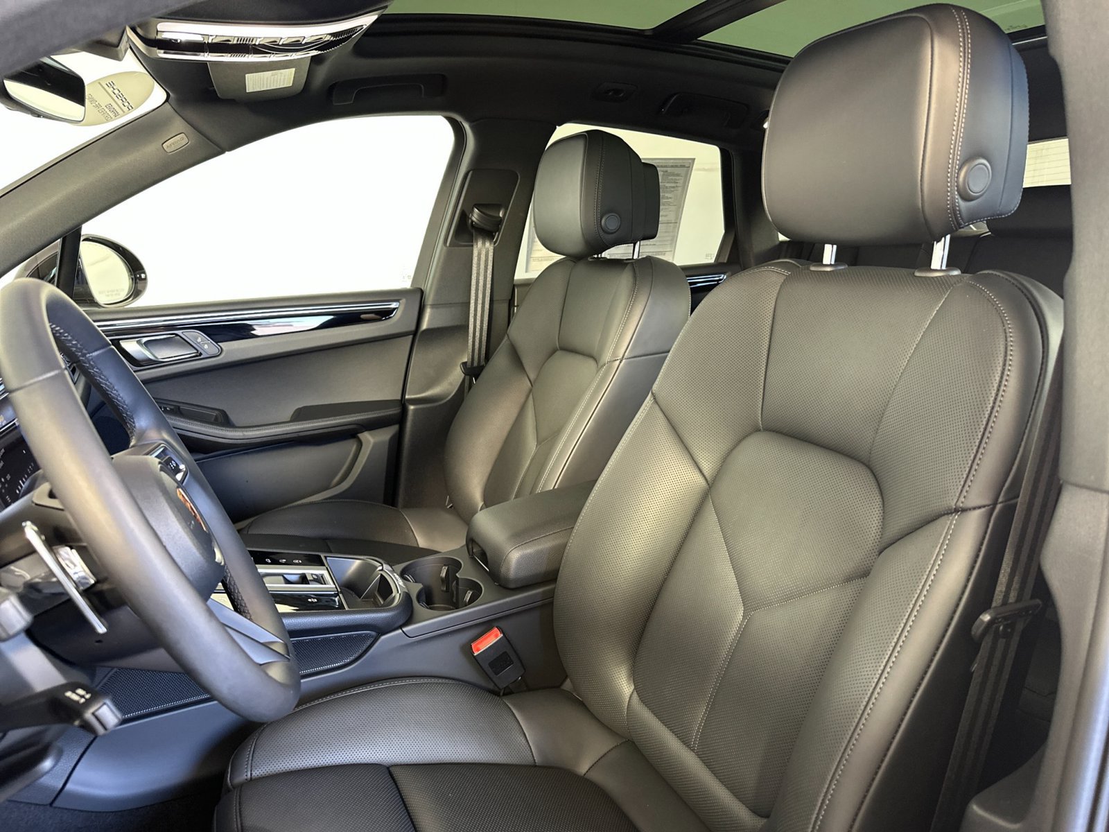 Certified 2026 Porsche Macan AWD/4WD image 5
