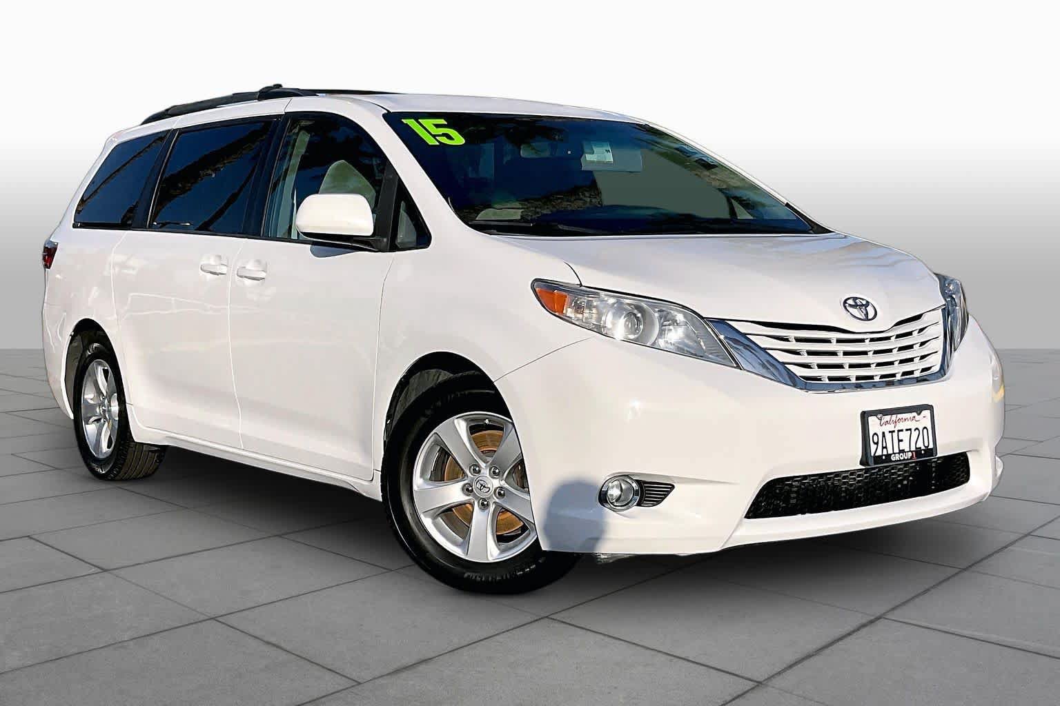 Used 2015 Toyota Sienna LE FWD image 2