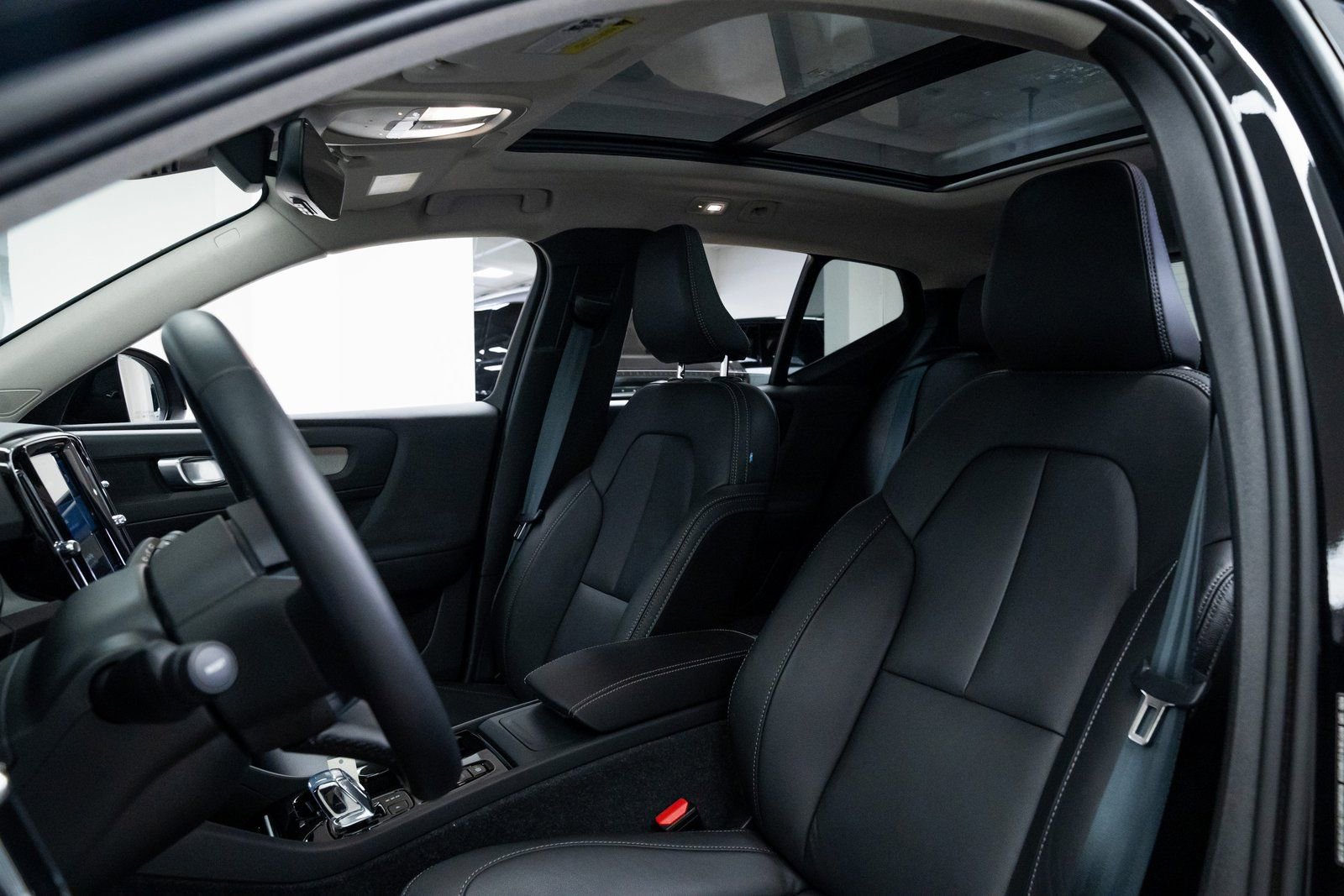 Used 2025 Volvo XC40 B5 Plus image 16