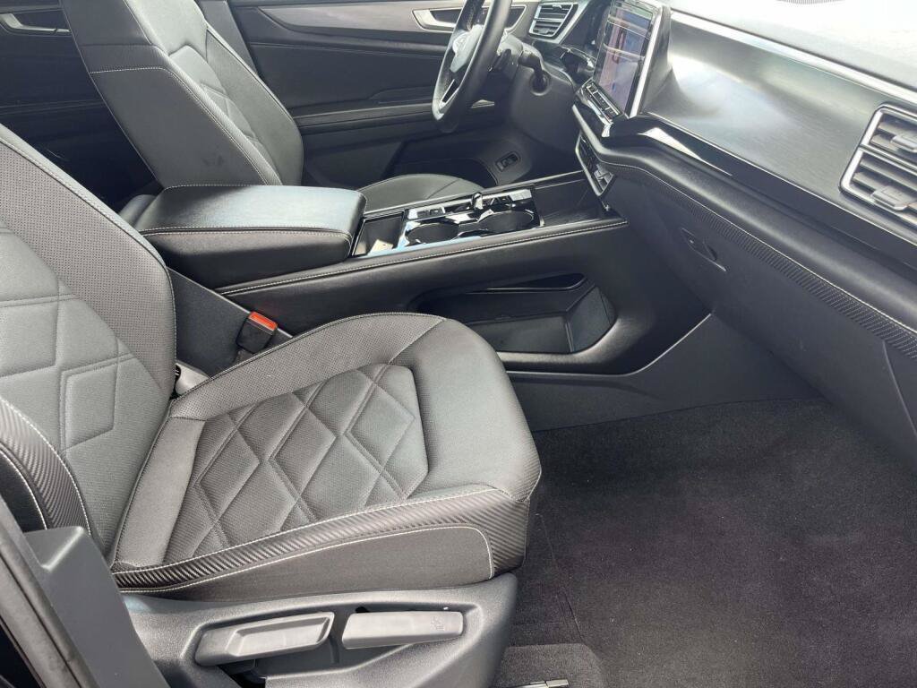 Used 2025 Volkswagen Atlas Cross Sport SE FWD image 22