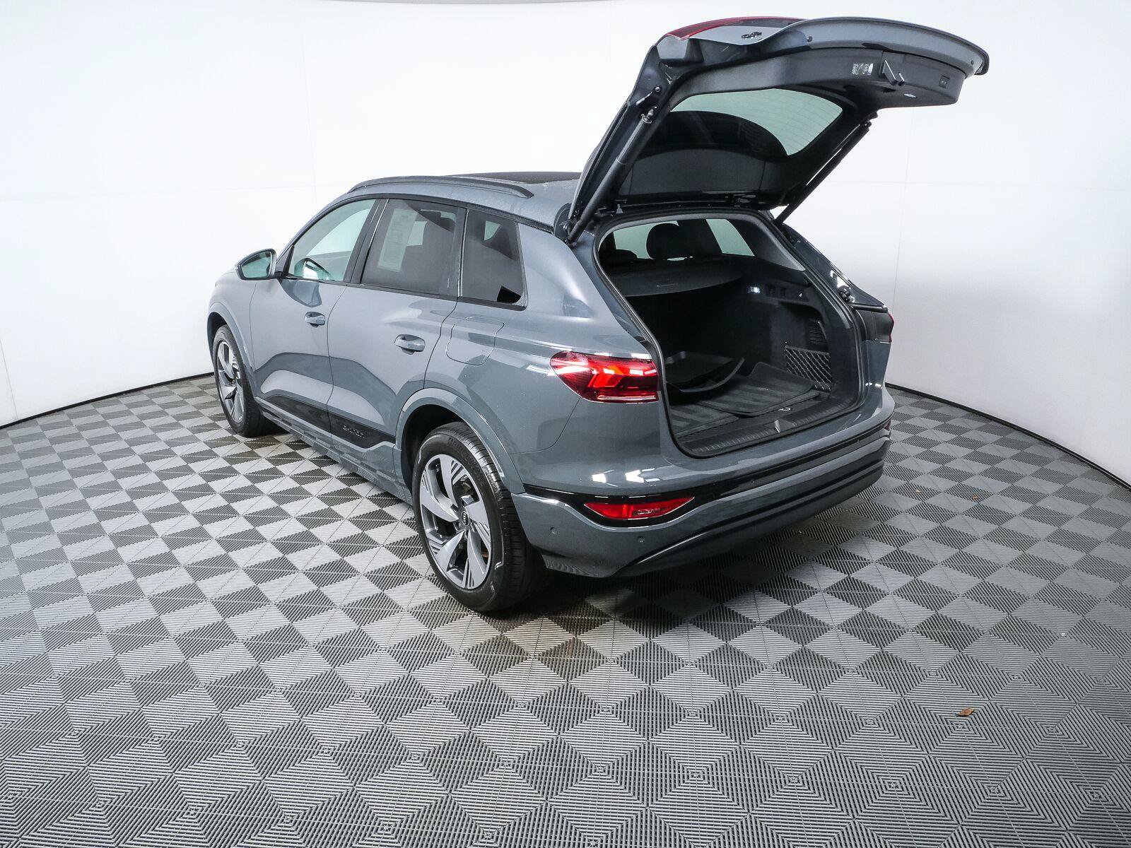 Used 2025 Audi Q6 e-tron Premium Plus w/ Premium Plus AWD/4WD image 30
