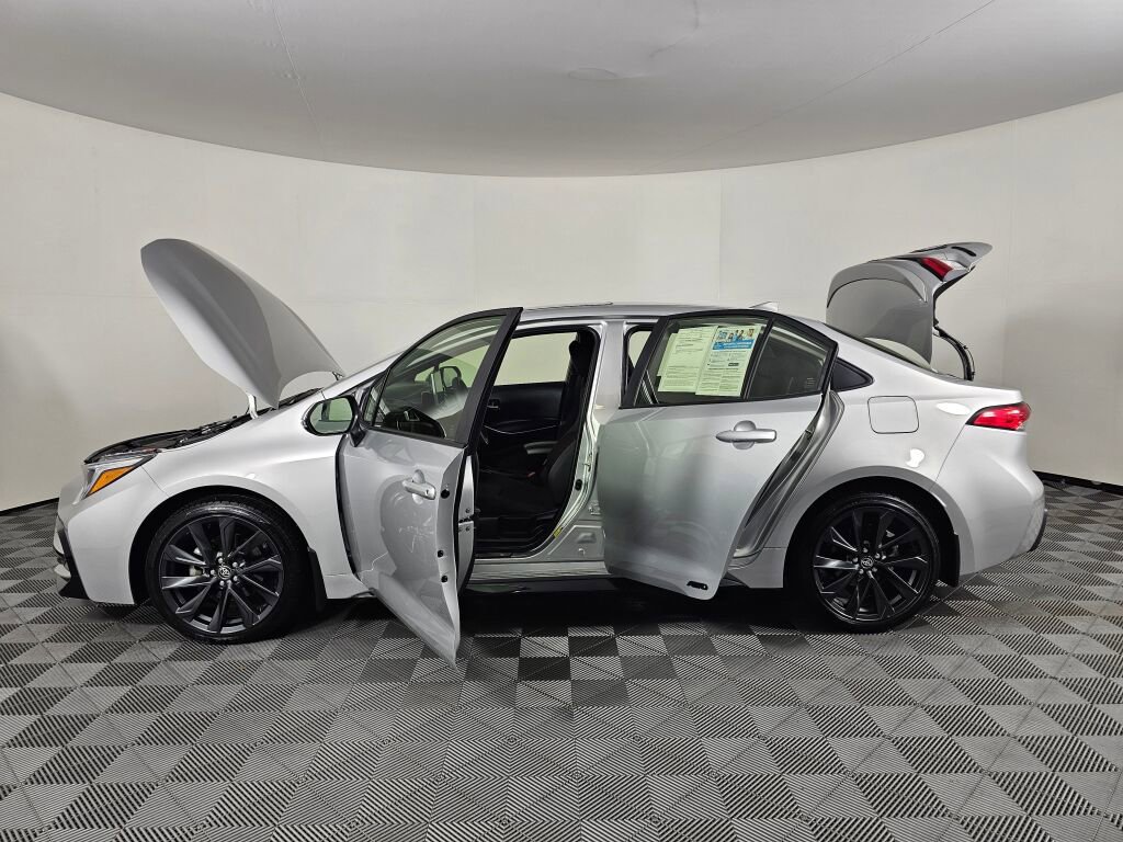 Used 2025 Toyota Corolla SE w/ SE Premium Package image 16