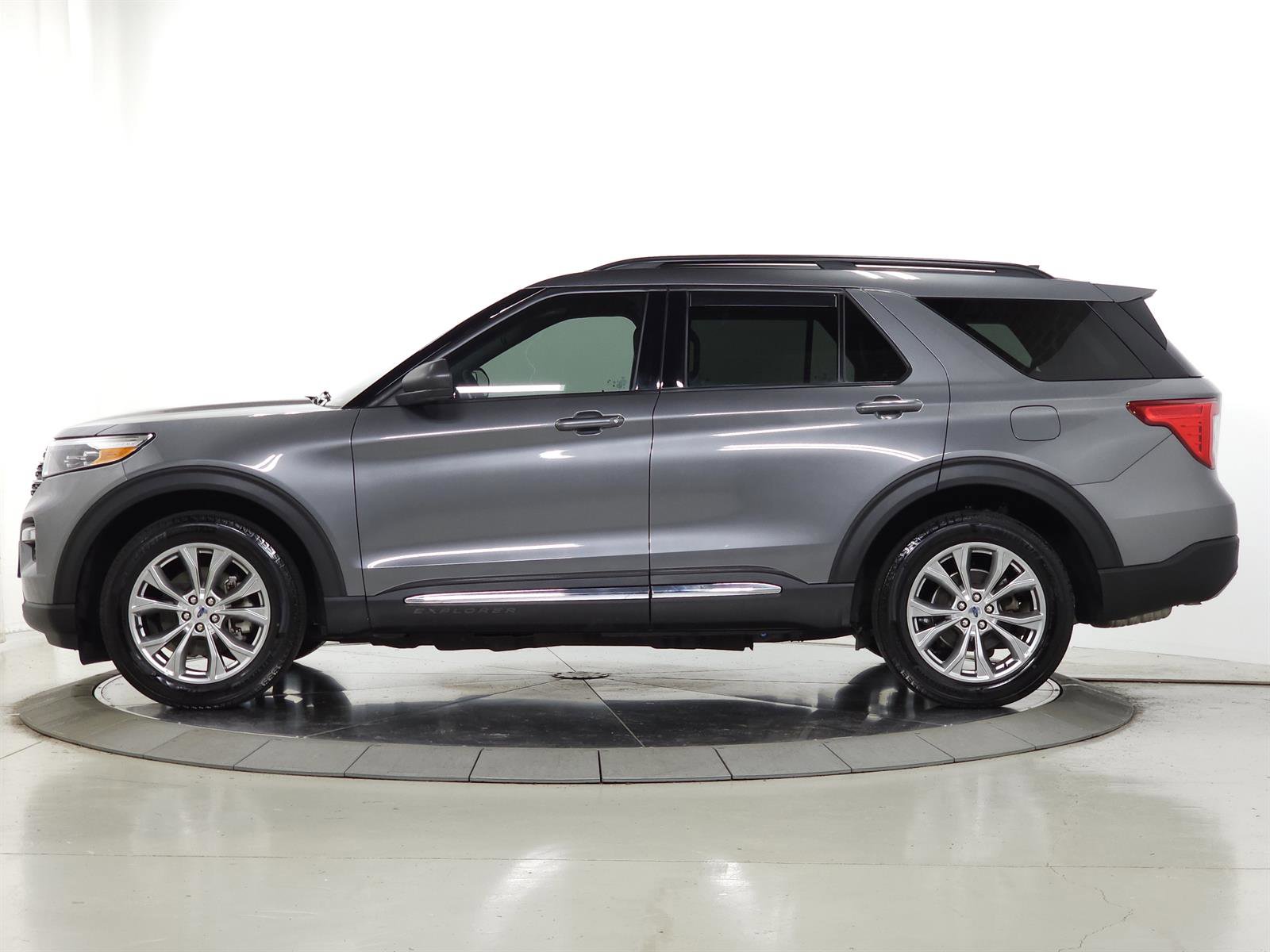 Used 2023 Ford Explorer XLT w/ Equipment Group 202A AWD/4WD image 5