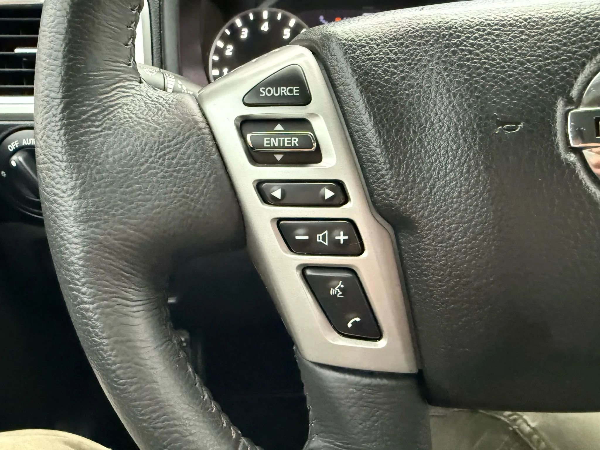 Used 2021 Nissan Titan SV w/ SV Convenience Package image 29