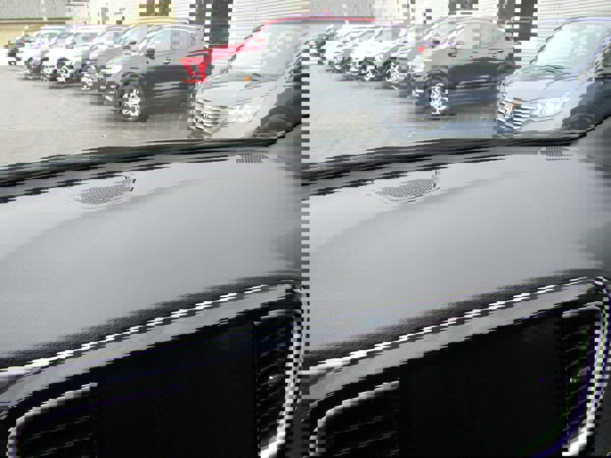 Used 2025 Chrysler Pacifica Limited image 13