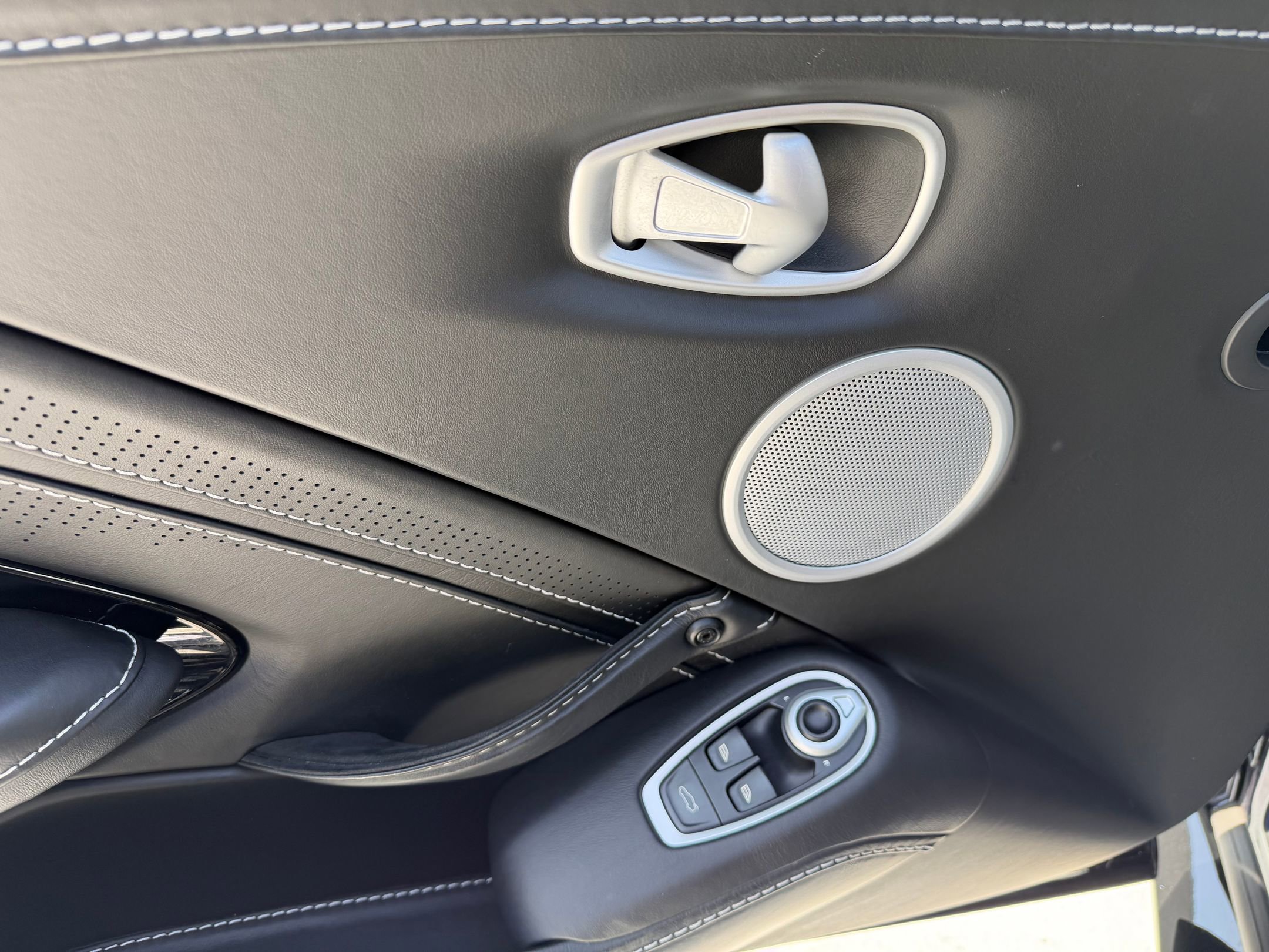 Used 2020 Aston Martin V8 Vantage Coupe image 18