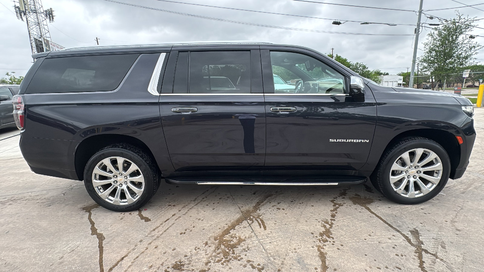 Used 2023 Chevrolet Suburban Premier w/ Premium Package 2 AWD/4WD image 4