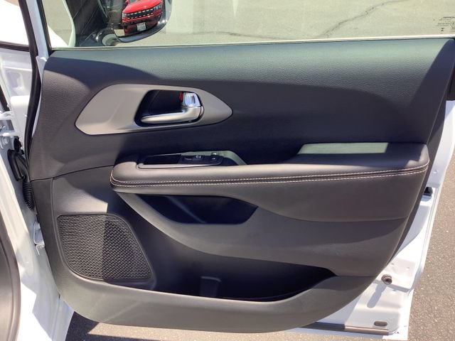 New 2027 Chrysler Pacifica Select FWD image 38
