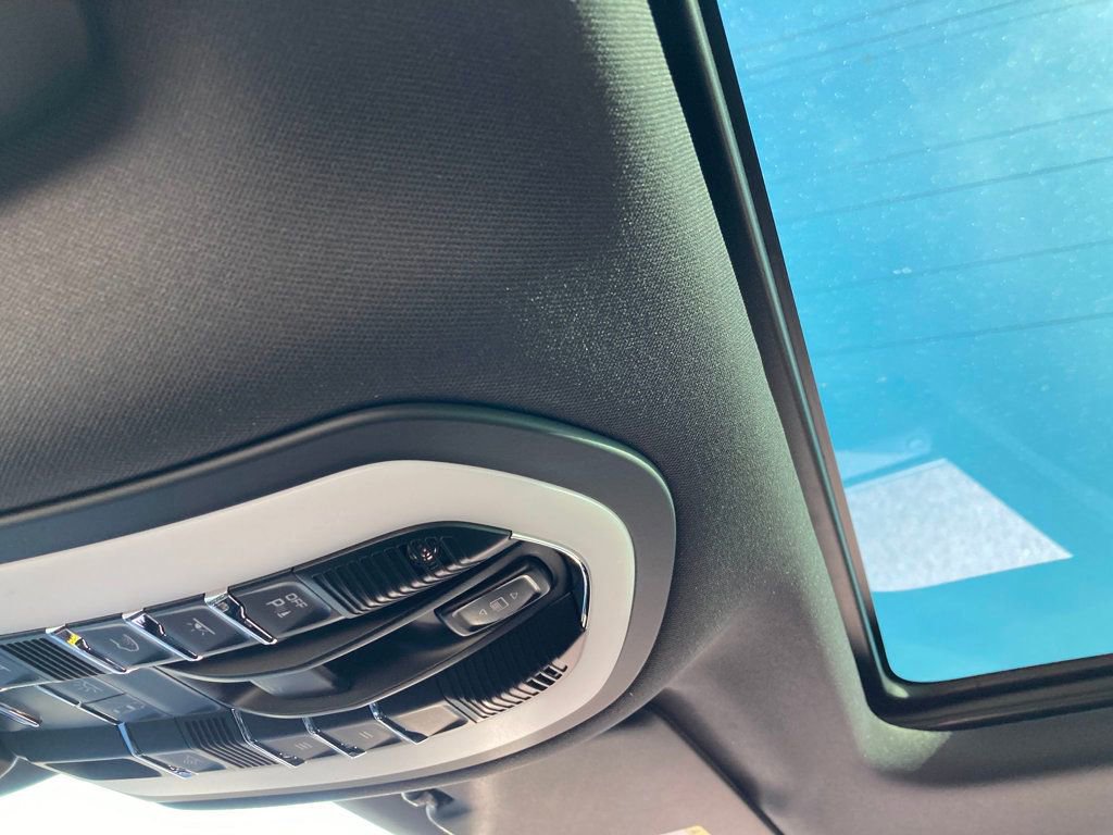 Certified 2025 Porsche Macan image 17