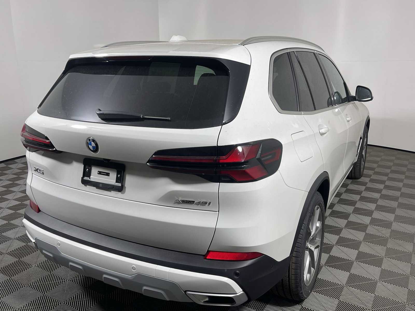 New 2026 BMW X5 xDrive40i w/ Parking Assistance Package AWD/4WD image 3